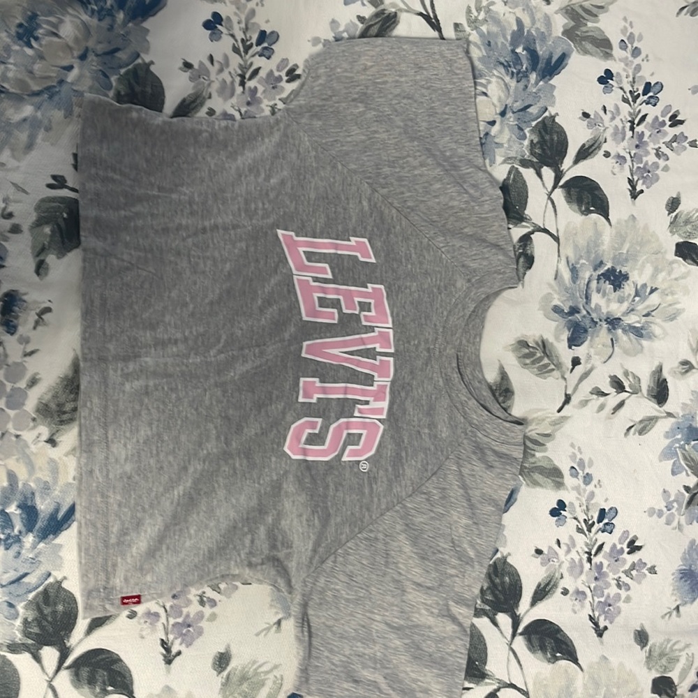 Girls Levi’s gray and pink crop top